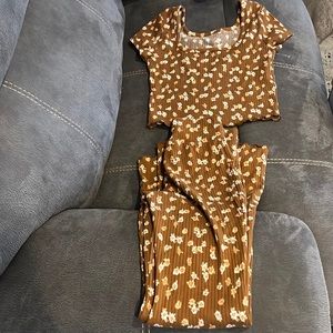 Arizona Juniors brown floral crop top with matching pants size M. Never worn